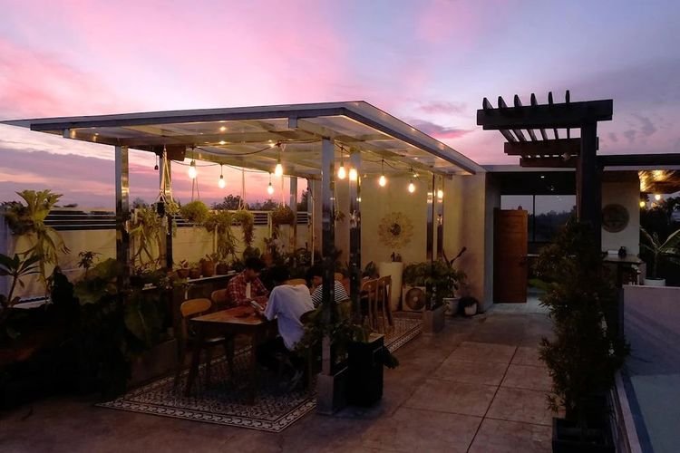 8 Cafe Rooftop Paling Hits di Solo 2025: Pemandangan Menakjubkan dan Suasana Romantis