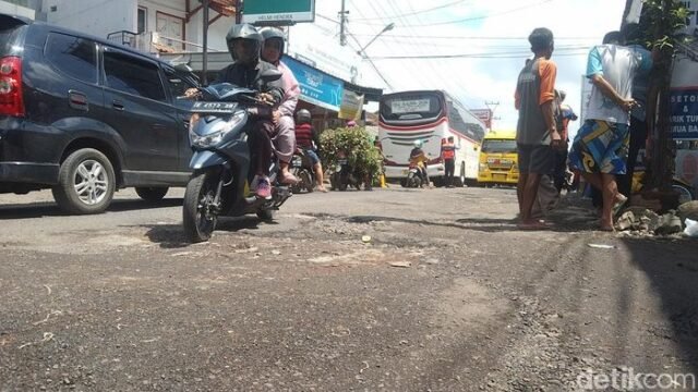 kondisi-jalan-rusak-di-majalengka_169.jpeg