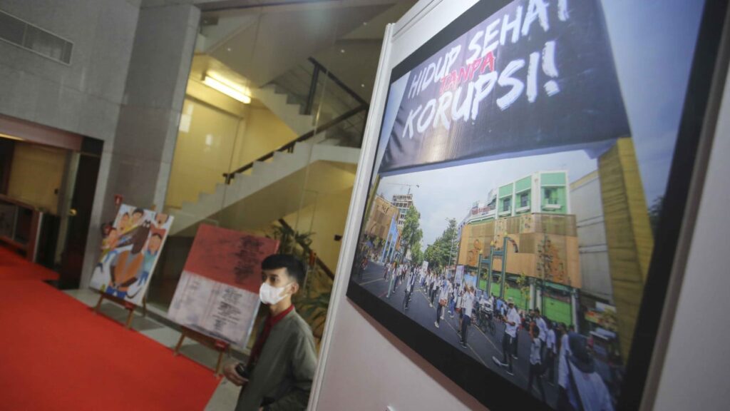 Alex Pracaya sampaikan pesan anti-korupsi dalam pameran “Ojo Urik”