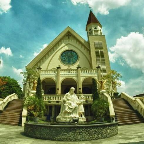 Gereja JKI Tabernakel Pati Ciptakan Pohon Natal dari Bola Bekas Wahana Mandi Bola