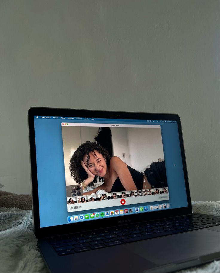 Tren Selfie dengan MacBook Bisa Kamu Dapat dalam Detik dengan 3 Prompt AI Ini