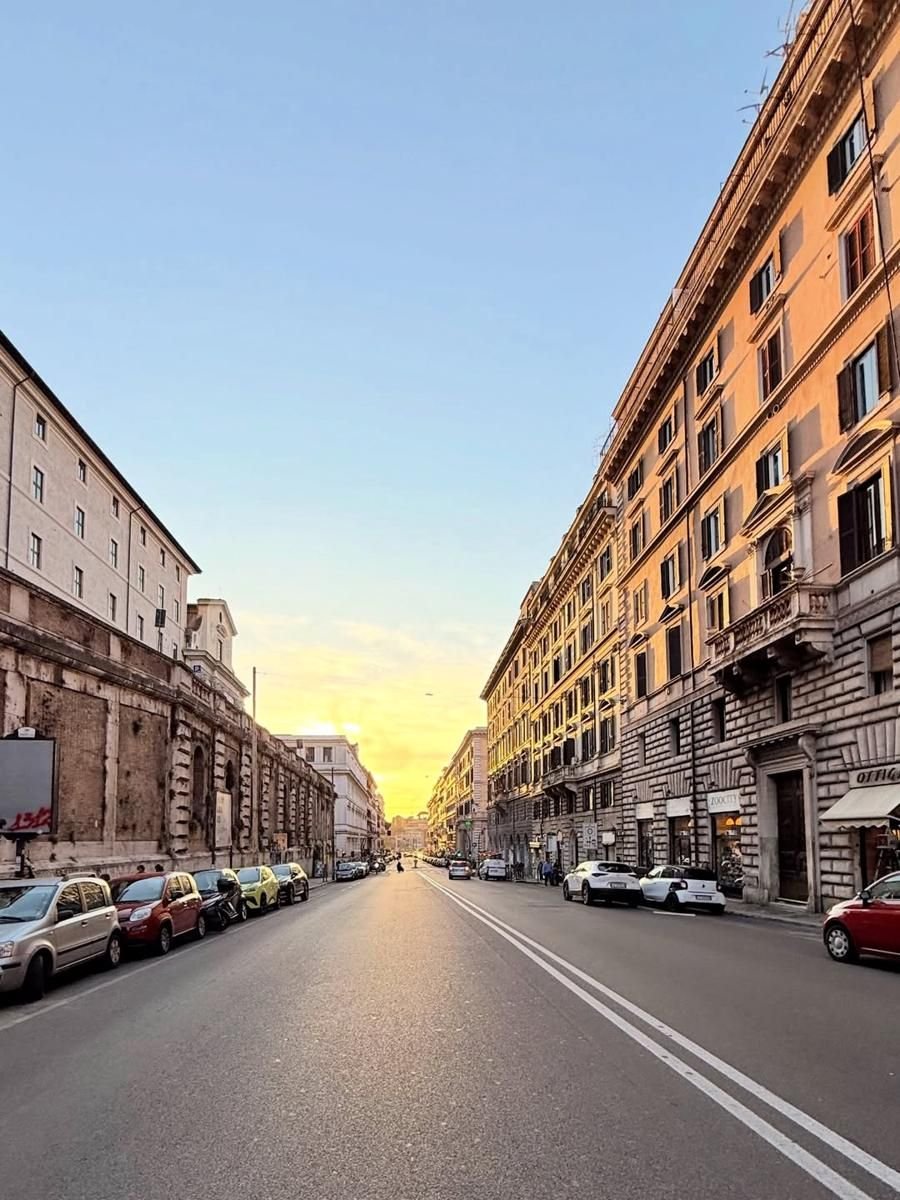 9 Foto Xaviera Berjalan-jalan di Koloseum Roma yang Menawan ...