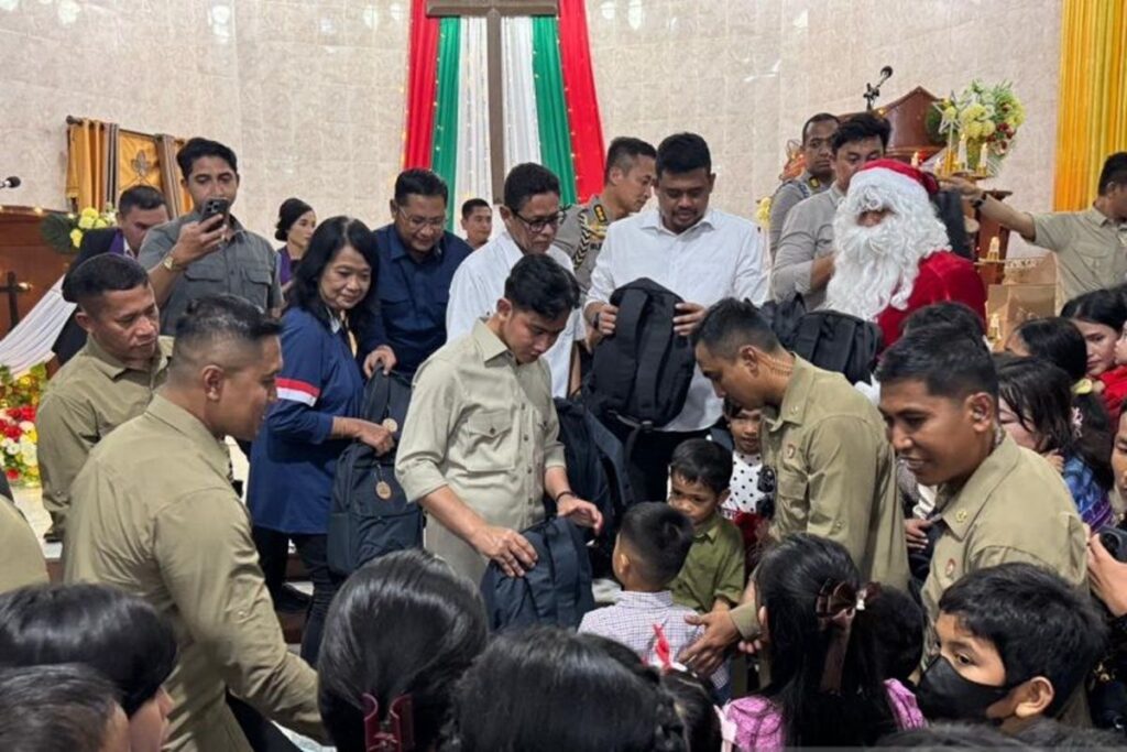 Gibran Bagikan Hadiah Natal Bersama Sinterklas, Pantau Kesiapan di Sumut
