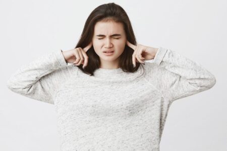 Telinga berdenging saat terbang? Cek risiko ear barotrauma di sini!