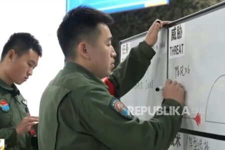 China gelar simulasi perang jet tempur J-16 melawan Rafale India