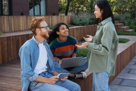 Seni Berbasa-basi: 10 Frasa Sederhana yang Buat Orang Senyum Saat Bertemu Pertama