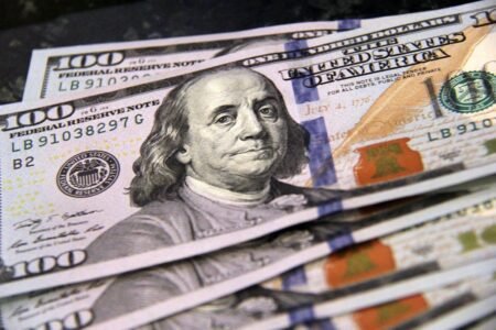Rupiah mendekati 16.800 per dolar, tekanan dari kebijakan longgar pemerintah dan BI