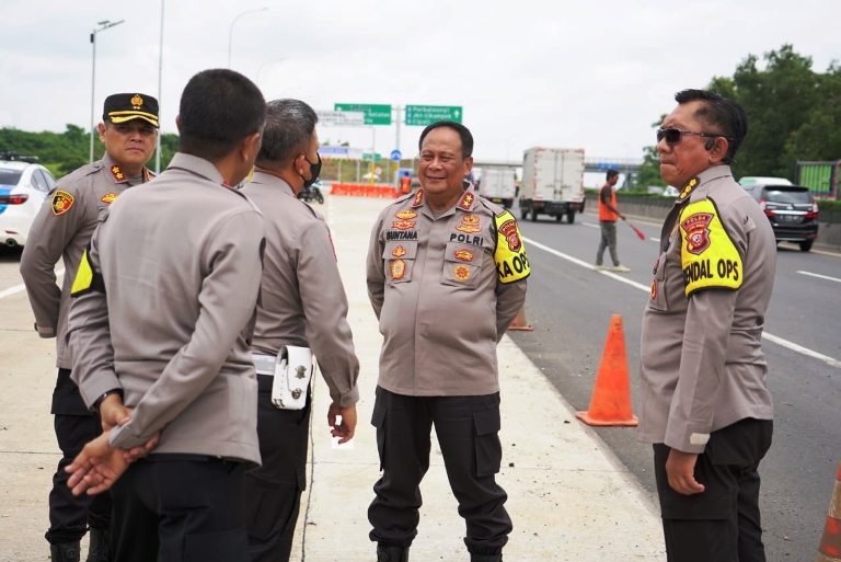 Kapolda Jabar Pantau Tol Jakarta-Cikampek dan Pos Pengamanan Karawang Saat Libur Nataru 2025
