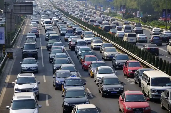 Liburan berkendara terjebak macet, ini cara menghindar dan menyelesaikan masalahnya