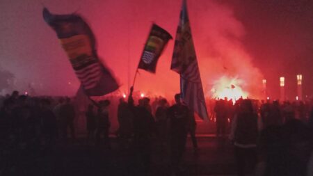 Ribuan Bobotoh Rayakan Kemenangan Persib Bandung di Fly Over Pasupati