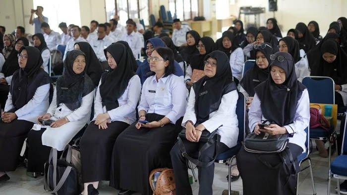 Apel Pagi ASN Pemkab Mimika: Wabup Tekankan Disiplin dan Dorong Rekonsiliasi Kwamki Narama