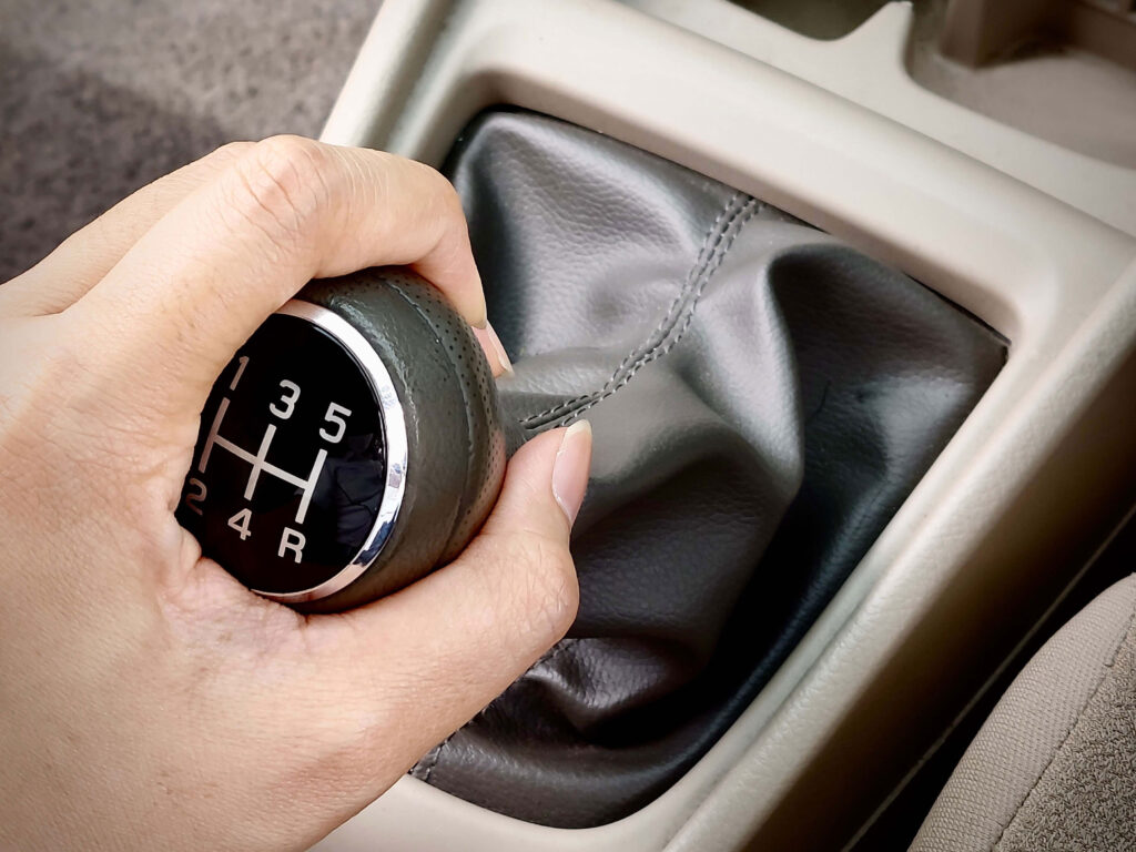 Mobil manual bau sangit tiba-tiba, hindari kebiasaan ini saat berkendara