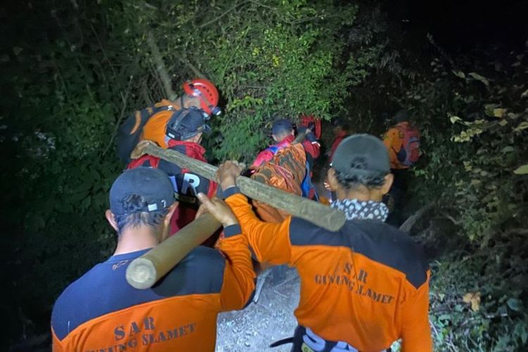 Jenazah Pendaki Gunung Slamet Tiba di Basecamp, Dibawa ke RSUD Goeteng Purbalingga