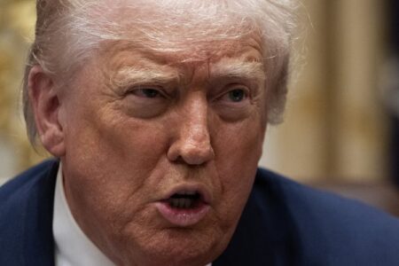 Trump Larang Investasi Teknologi China