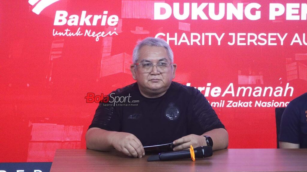 Ketua The Jakmania Diterima Hangat oleh Bobotoh di Stadion GBLA