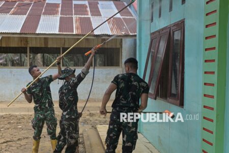 Senin, TNI/Polri Bersihkan Sekolah Aceh Tamiang