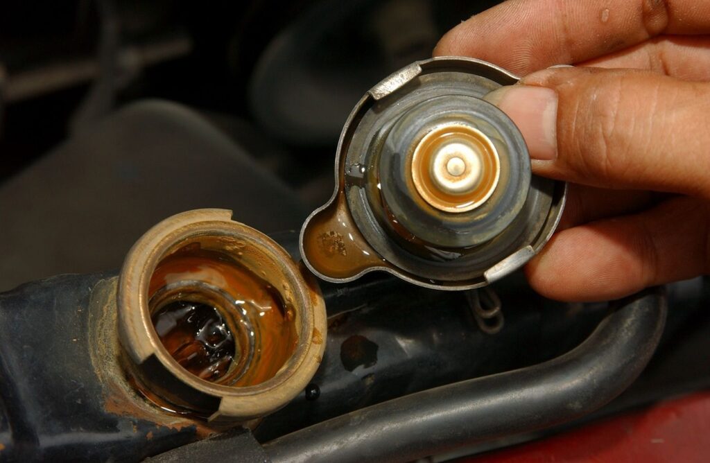 Risiko Serius: Jangan Tambah Air Radiator Melalui Lubang Ini!