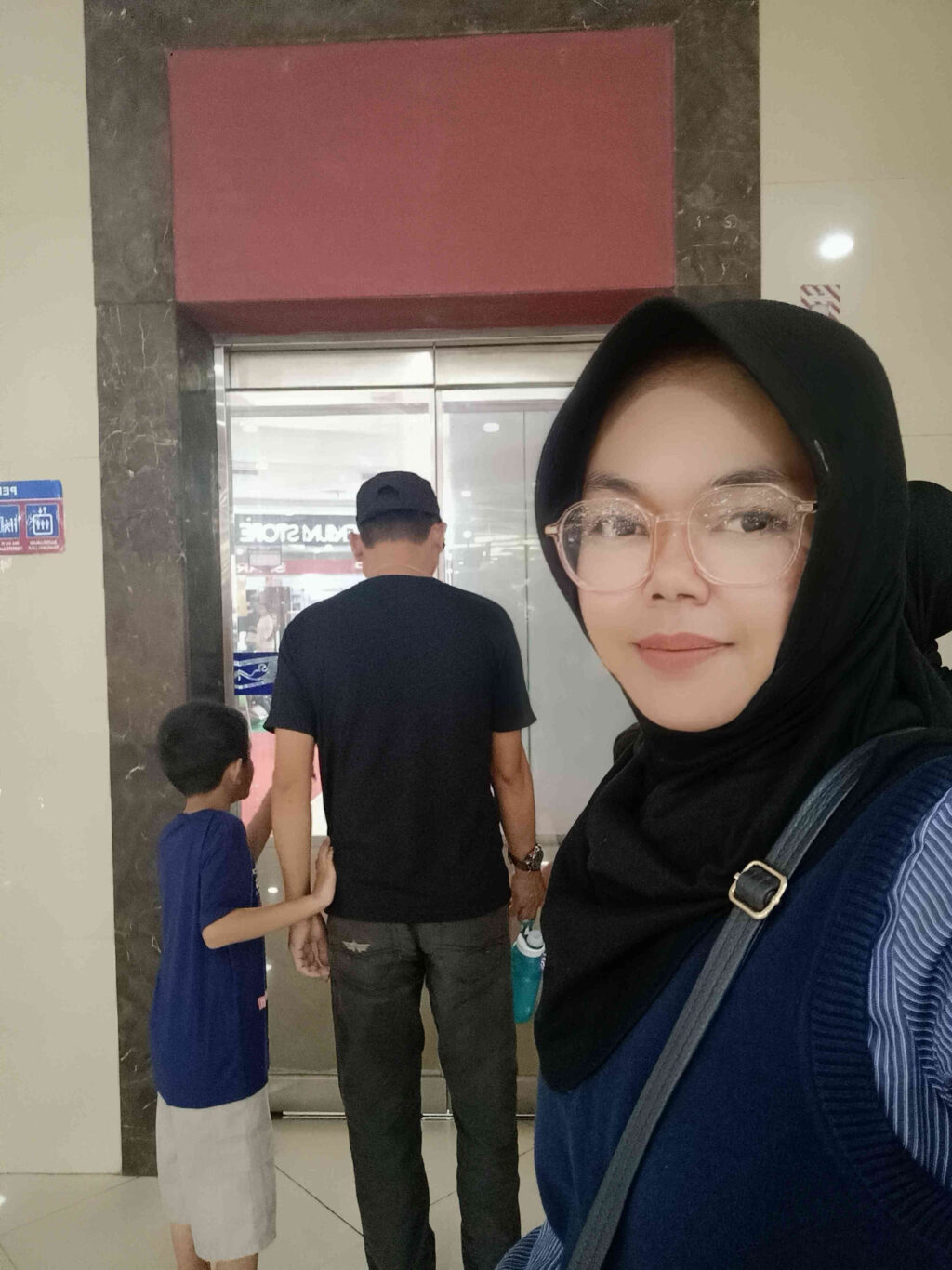 Apa yang ada di dalam tasmu saat nongkrong? Ibu punya dunia di dalamnya