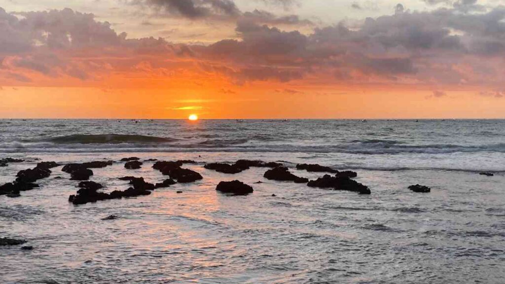 Mengarungi Pantai Selatan Jawa Barat dengan Tour Motor