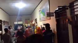 Aktivis Ditangkap, Kantor Perusahaan Dibakar Warga