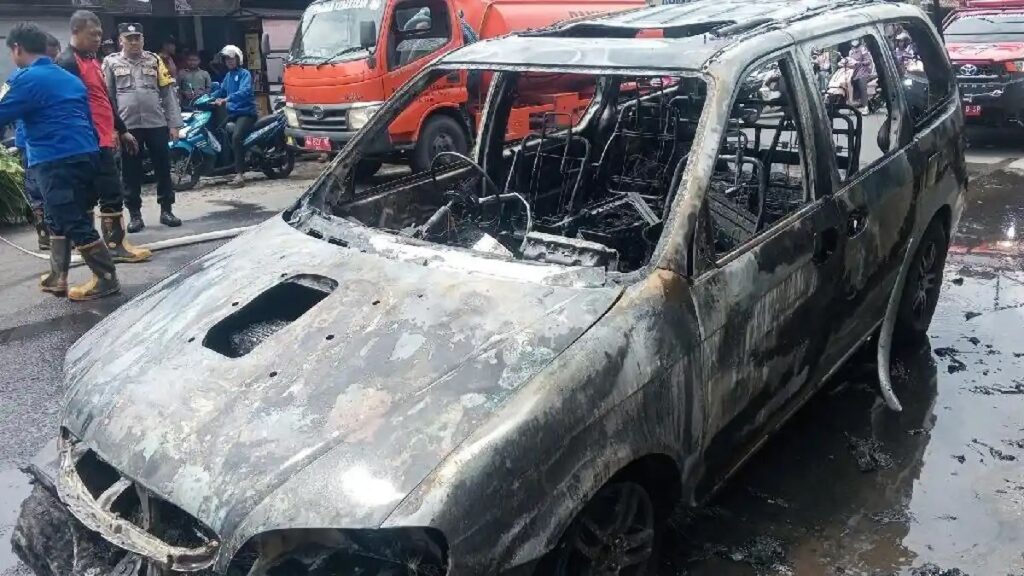 KIA Carnival Terbakar, 2 Ban Tersisa dalam 30 Menit