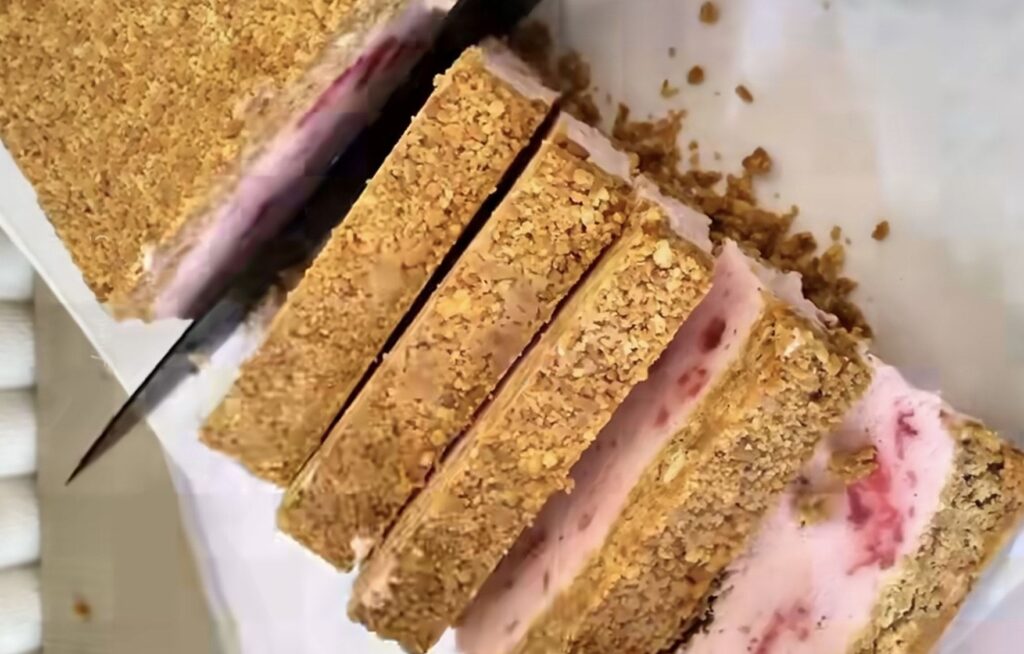 Segarnya Es Krim Stroberi, Camilan Dingin Favorit Saat Panas