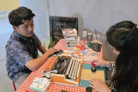 Piknik Puisi: Mesin Ketik di Kota Lama Jadi Tempat Curhat dan Penyembuhan