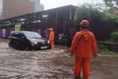 Hujan Lebat Genangi Jakarta, 10 RT dan 23 Jalan Terendam Banjir