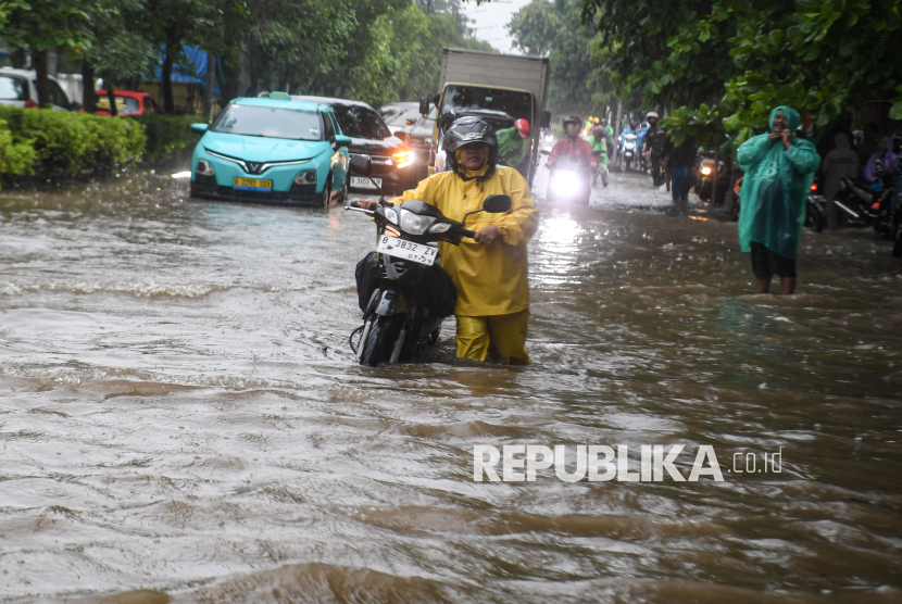 Hujan deras genangi 22 RT dan 33 ruas jalan Jakarta