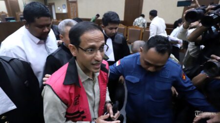 Momen Nadiem Makarim Berdiskusi dengan Ira Puspadewi di PN Tipikor