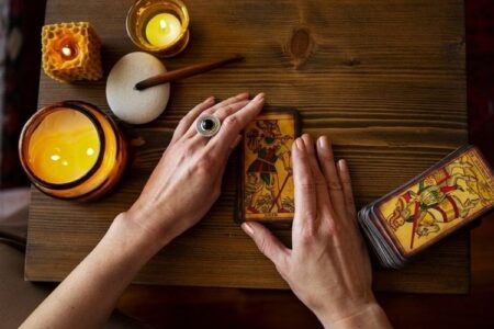 Ramalan Harian Tarot 12 Januari 2026: Pesan Penting untuk Semua Zodiak