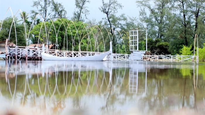 Jembatan Bambu, Spot Foto Menarik di Pantai Motadikin