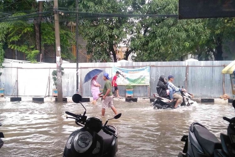 Banjir Jakarta: Permukiman Terendam, Fasilitas Vital Lumpuh