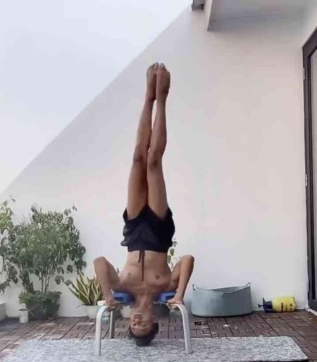 Hati-hati dengan headstand, jangan sampai saraf terjepit!