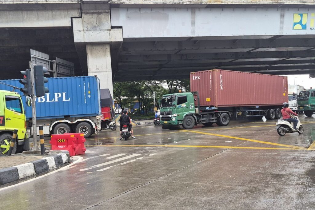 Lampu Merah di Cilincing Tak Berarti Tanpa Aturan
