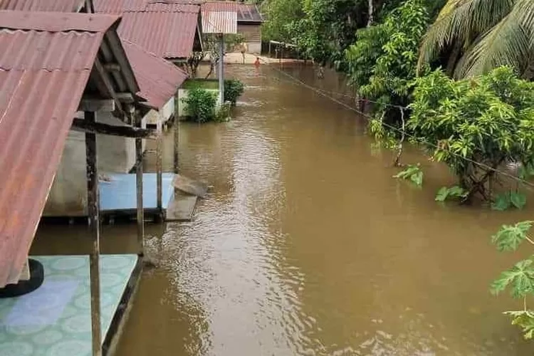Polsek Sanggau Ledo Antisipasi Banjir Riam dan Kecamatan