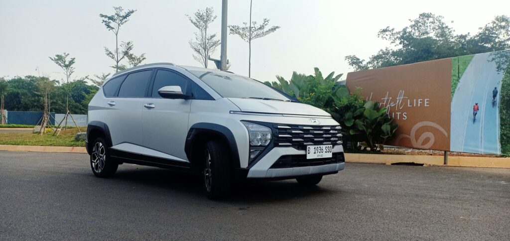 Mengemudi di jalan sempit jadi lebih percaya diri dengan STARGAZER Cartenz X