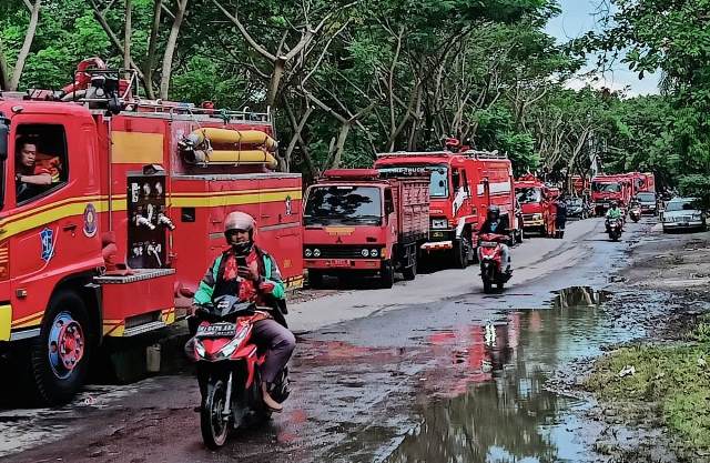 Puluhan Armada Damkar dan DLH Surabaya Dikerahkan Atasi Genangan