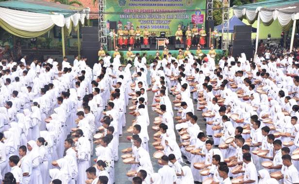 Selesaikan misi 12 jam, Andi ciptakan rekor MURI dengan 377 kepala dicukur di Palangka Raya