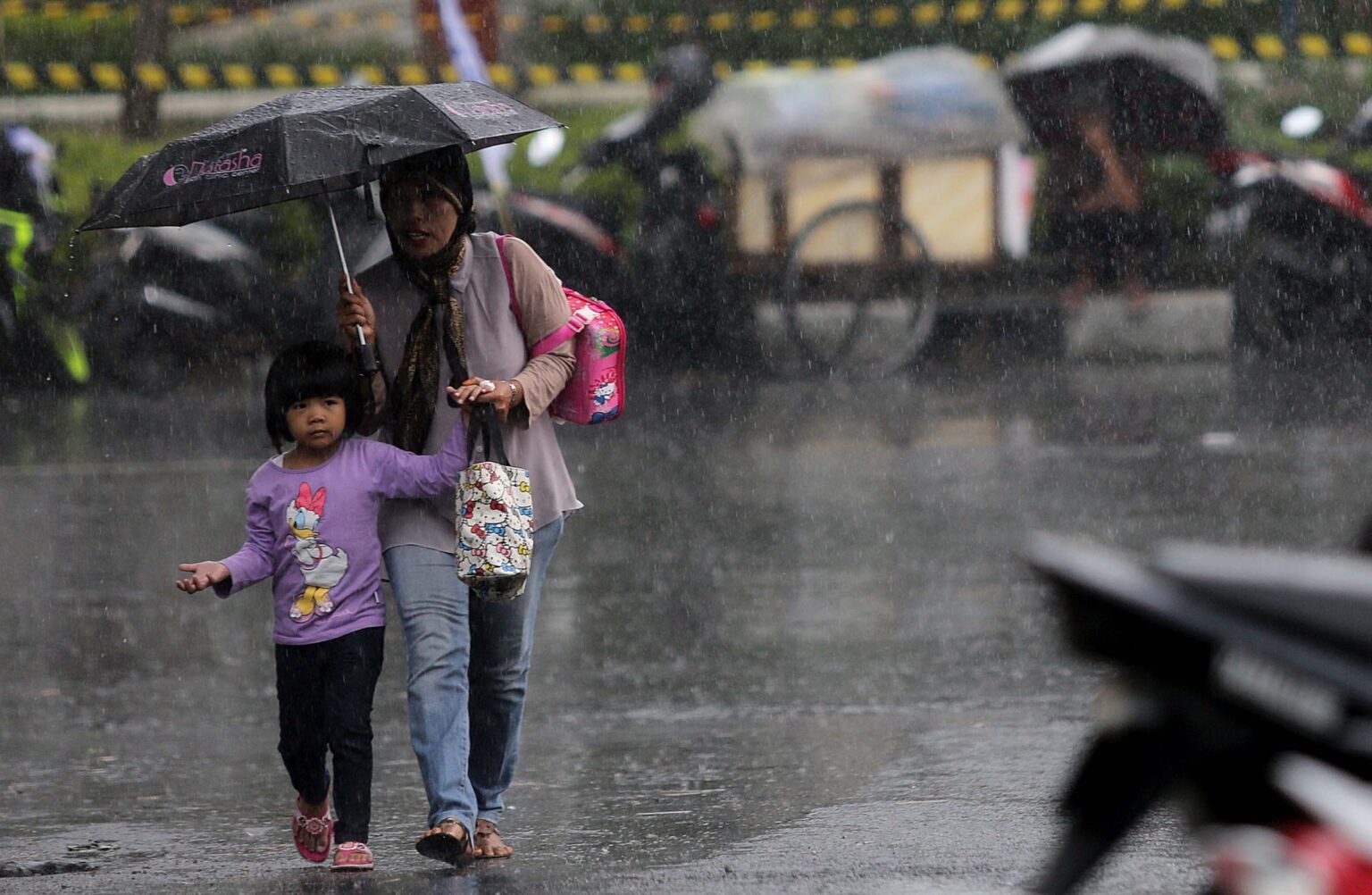 Daftar Tempat Wisata yang Perlu Diwaspadai Saat Musim Hujan