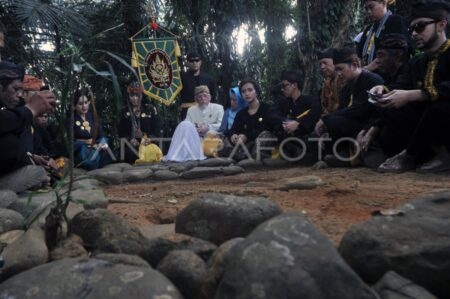 Kim Jong Un Bawa Putrinya Ziarah ke Makam Leluhur