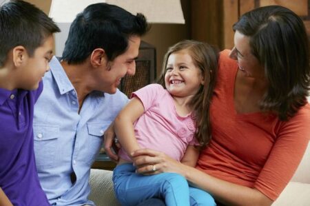 Anak yang Dibesarkan untuk Sopan Menemukan 8 Kebenaran Menyakitkan di Usia 60-an, Menurut Psikologi