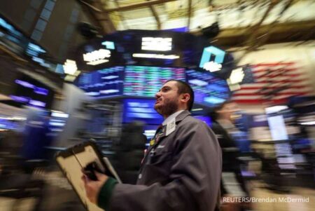 Wall Street turun pasca libur panjang, saham teknologi terpuruk