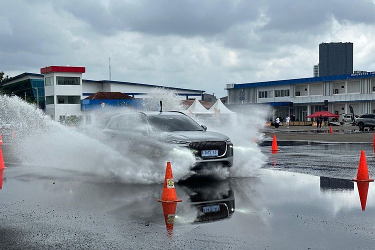 Mencoba singkat lepas L8, SUV PHEV baru dengan fitur parkir cerdas
