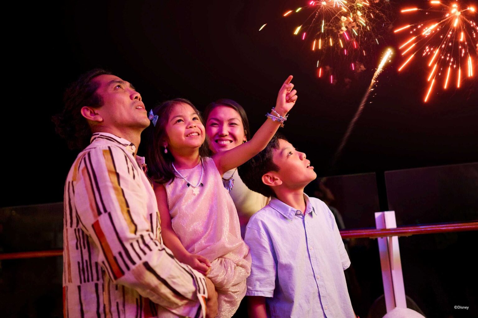 Disney Cruise Line tampilkan kembang api The Lion King bersama Shah Rukh Khan