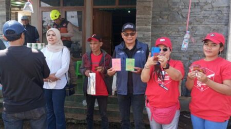 Pusat Riset Jabar Unpad–PTPN 1 Berikan Bantuan untuk Relawan Longsor Pasirlangu