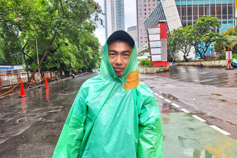 Di bawah hujan CFD, Adi jual jas hujan cari rezeki