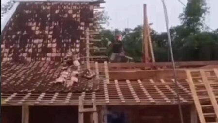 Suami Grobogan Marah Hancurkan Rumah, Istri Justru Senang Main HP