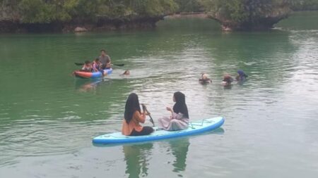Kegiatan Paddle Board dan Kayak di Danau Napabale Muna, Sulawesi Tenggara