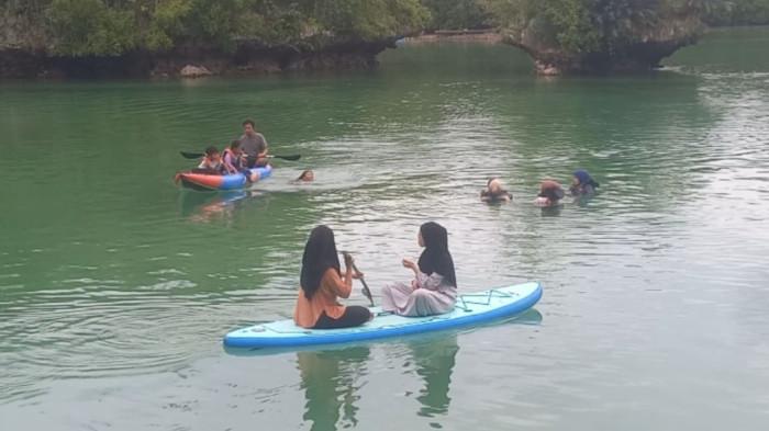 Kegiatan Paddle Board dan Kayak di Danau Napabale Muna, Sulawesi Tenggara